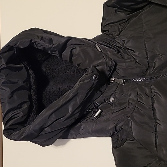 BCBG hooded puffer winter coat, with super soft sherpa style material inside. - Picture 10 of 14